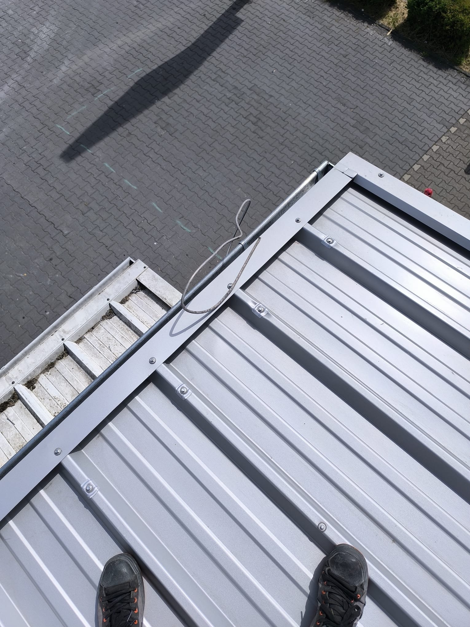 Detail eines Metalldachs
